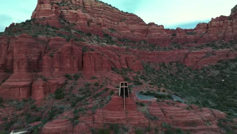 Capilla-De-La-Santa-Cruz-Sobre-Colinas-De-Roca-Roja-Dentro-Del-Bosque-Nacional-Coconino-De-Sedona,-Arizona,-EE.UU.