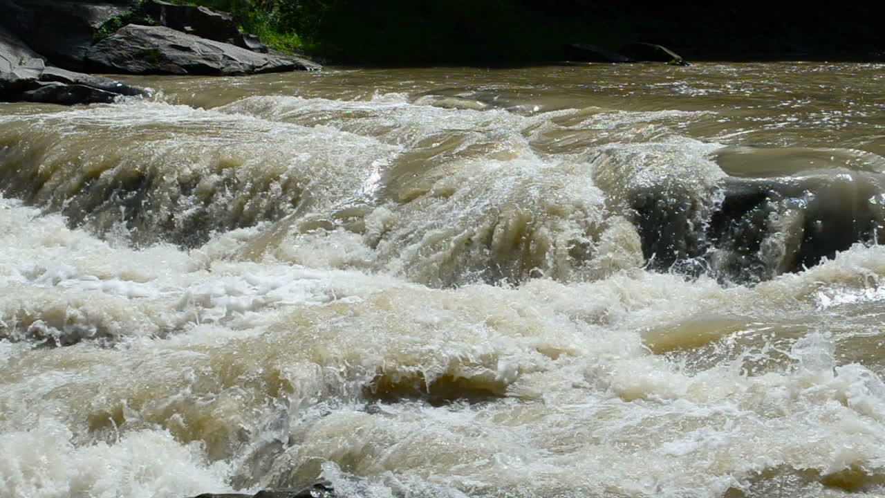 Fiume e fenditure. Rallentatore. Corsi d'acqua del fiume di montagna.