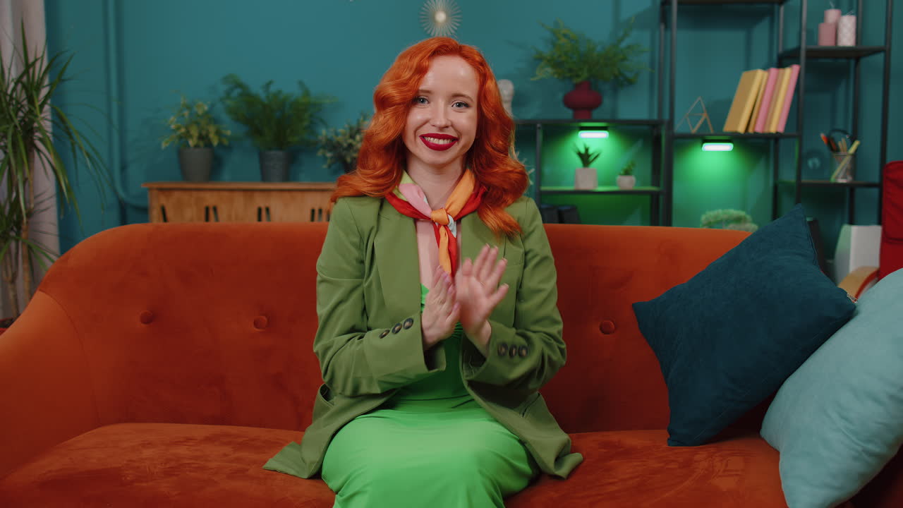 엄지손가락을 올리고 승인을 위해 고개를 끄덕이는 여성, 성공적인 좋은 일, 집에서 만족스러운 결과