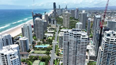 playas doradas con olas que se estrellan en el impresionante paraíso de los surfistas, gold coast, queensland, australia