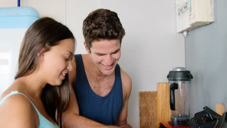 Pareja-Feliz-Cocinando-El-Desayuno