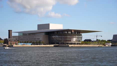 la ópera de copenhague frente al mar báltico