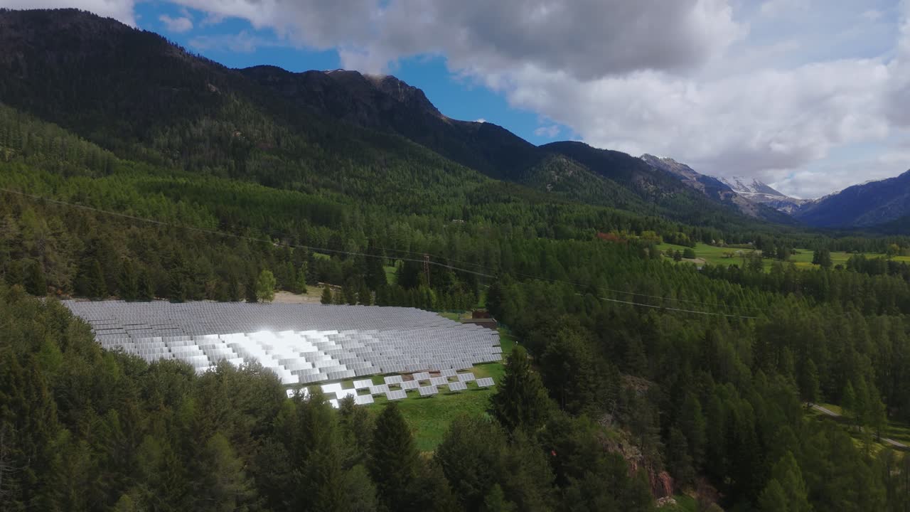 계곡 한가운데에서 빛을 얻는 태양광 광전 패널