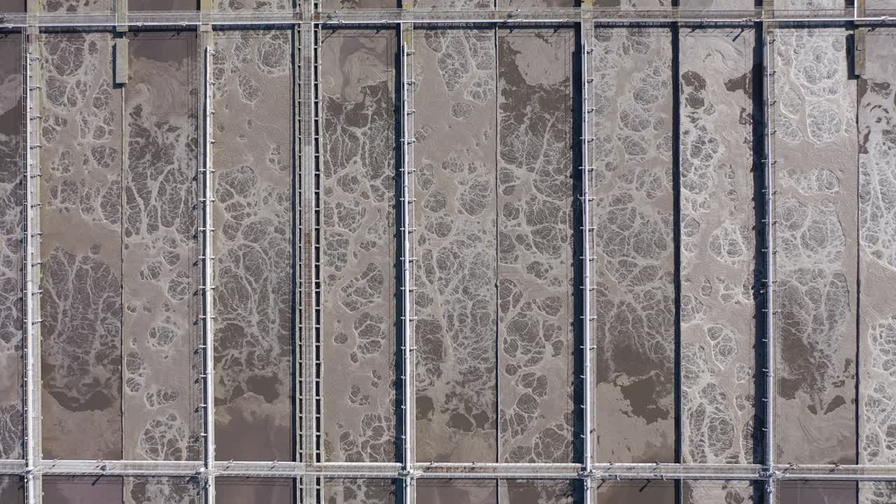 tanque de tratamiento de agua en una fábrica moderna de aguas residuales, limpieza y filtración antes de drenar al río