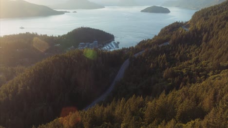 Vista-Aérea-De-La-Hora-Dorada-De-Horseshoe-Bay-Y-El-Paisaje-Circundante-Del-Oeste-De-Vancouver,-Columbia-Británica