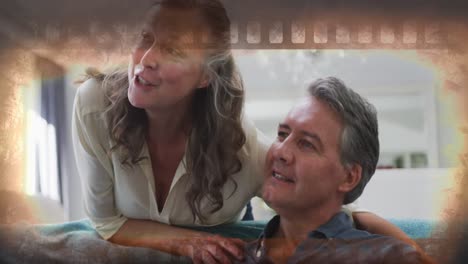 animación de una feliz pareja caucásica de alto nivel viendo televisión sobre el cuadro