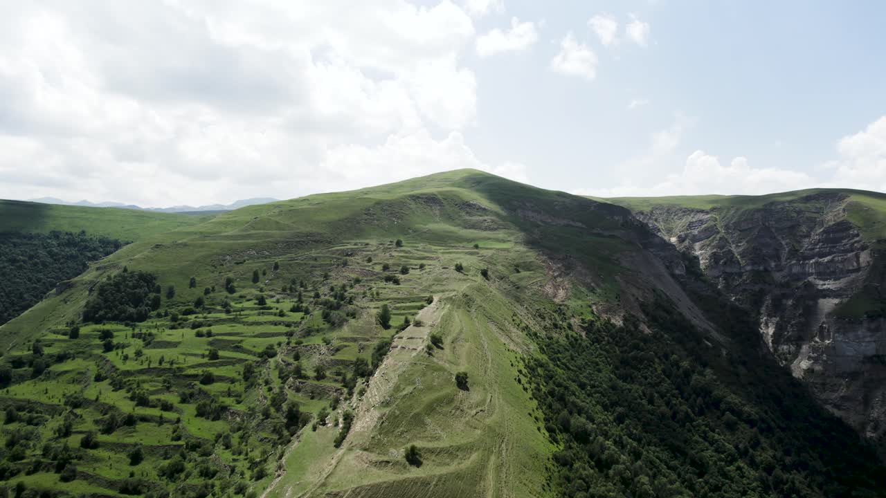 Paesaggio montuoso con terrazzamenti