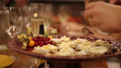 Mujer-Gotea-Miel-Dulce-En-Una-Bandeja-De-Aperitivos-De-Queso-Y-Bayas-En-Un-Cóctel---Aislado