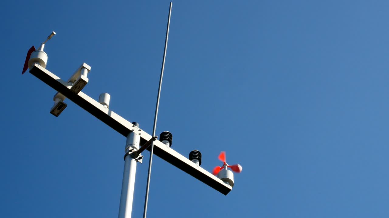 태양 광선 안의 아네모미터는 바람의 속도를 측정합니다.