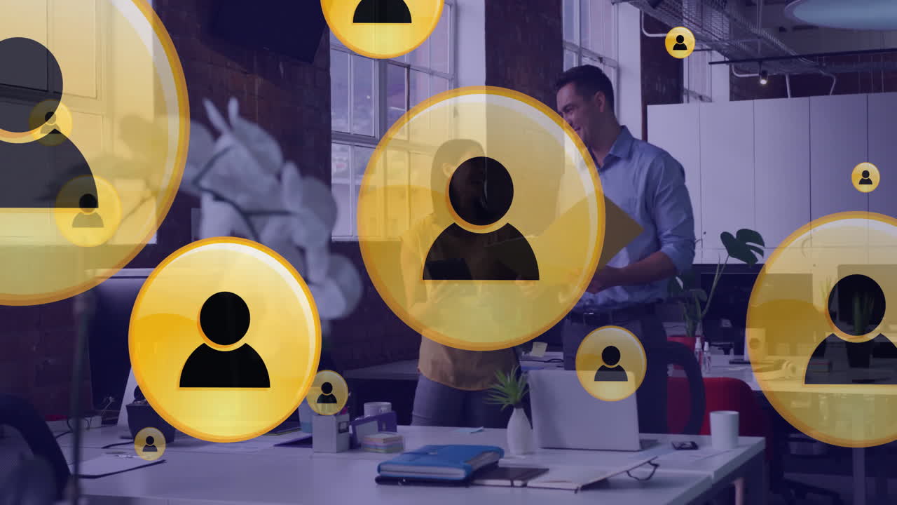 Animazione di icone di persone su diversi professionisti in ufficio