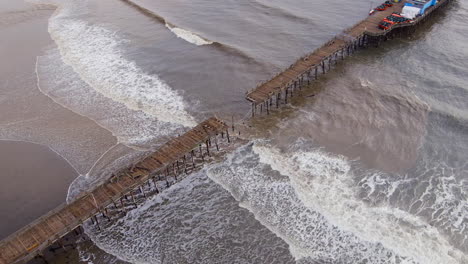 aerial, secuelas de un muelle costero destruido por una tormenta causada por el cambio climático, playa del estado de capitola