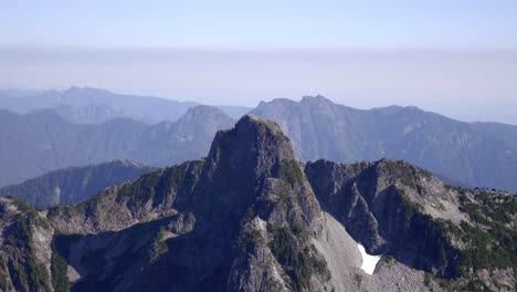 Pico-De-La-Montaña-En-El-Paisaje-Montañoso-Visto-Desde-El-Avión,-Día-Soleado