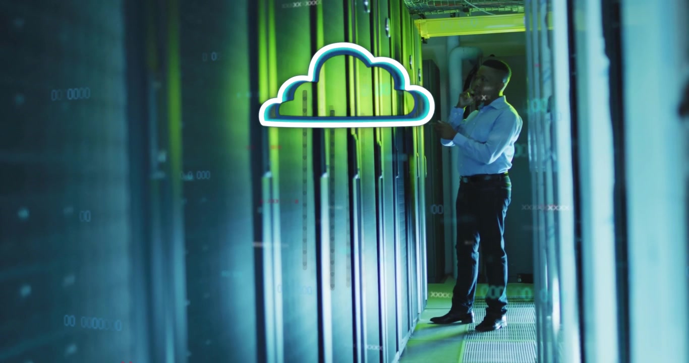 Video verticale: Professionista IT in chiamata che controlla un rack in un corridoio, con barre HUD che si avviano formando una nuvola per la risoluzione dei problemi.