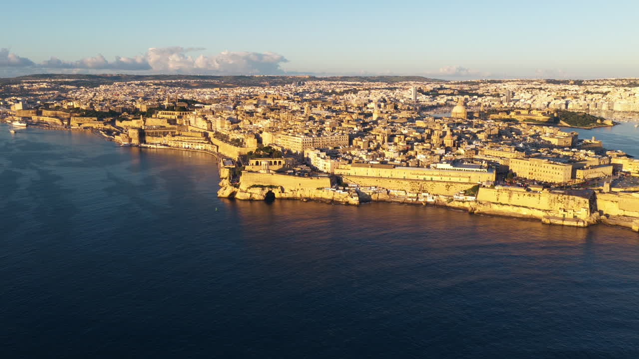 Veduta aerea del Porto Grande e della città fortificata di La Valletta a Malta durante l'alba.