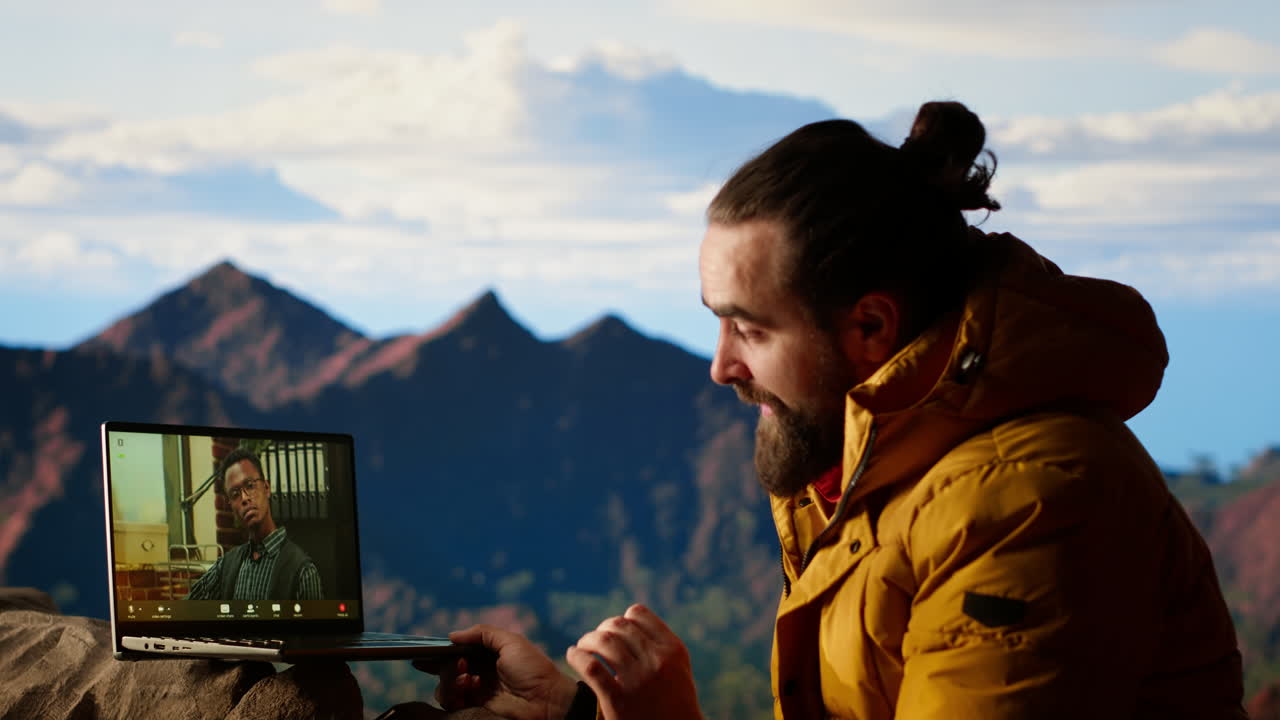 explorador adicto al trabajo se reúne con colegas en una videoconferencia en línea