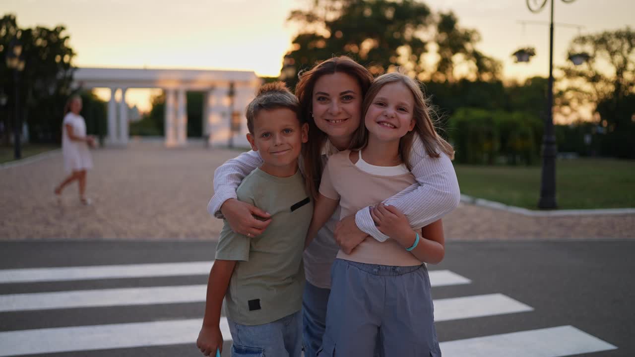 공원에서 해가 지는 동안 행복한 가족