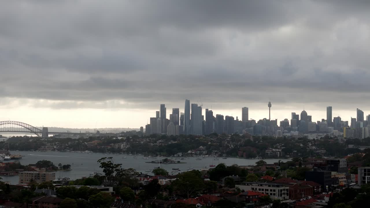 vista del horizonte nublada de una ciudad metropolitana con puente y torre icónicos: una mezcla de arquitectura urbana y clima sombrío