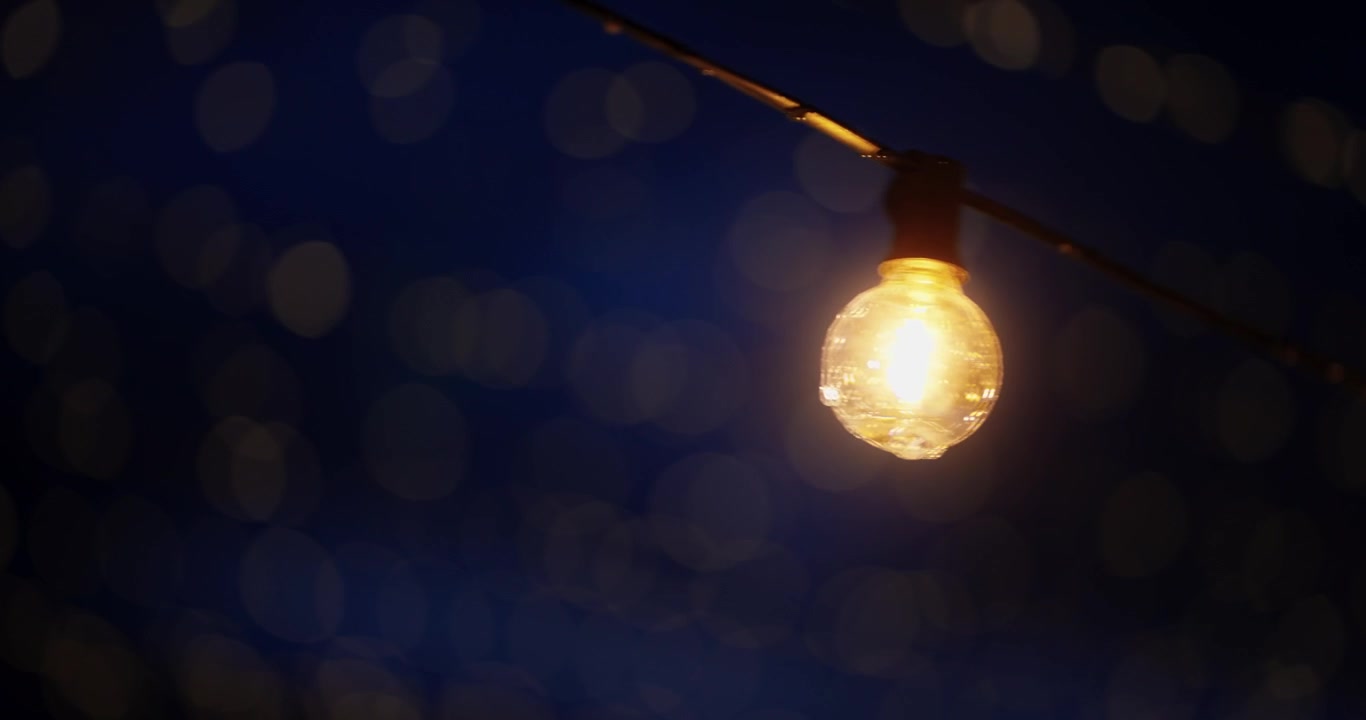 Rangkaian Lampu Hias Bercahaya di Langit Malam yang Gelap