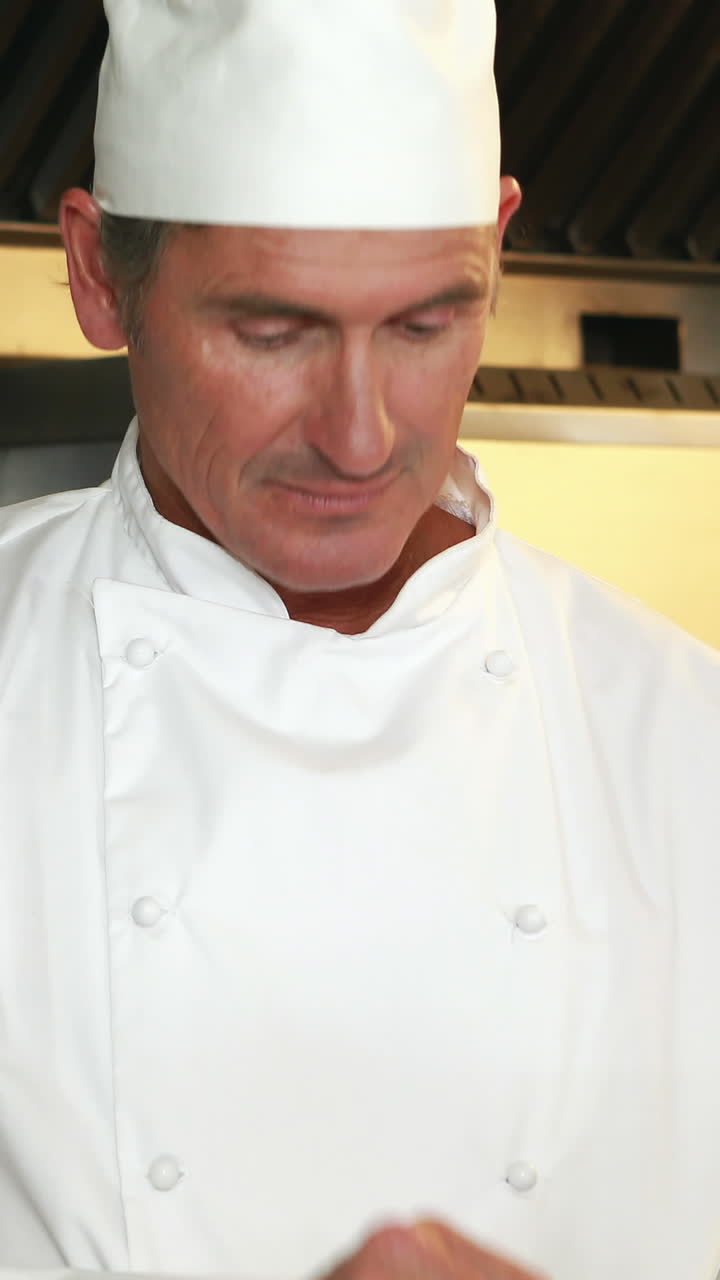 chef guapo usando la tableta y haciendo el signo ok