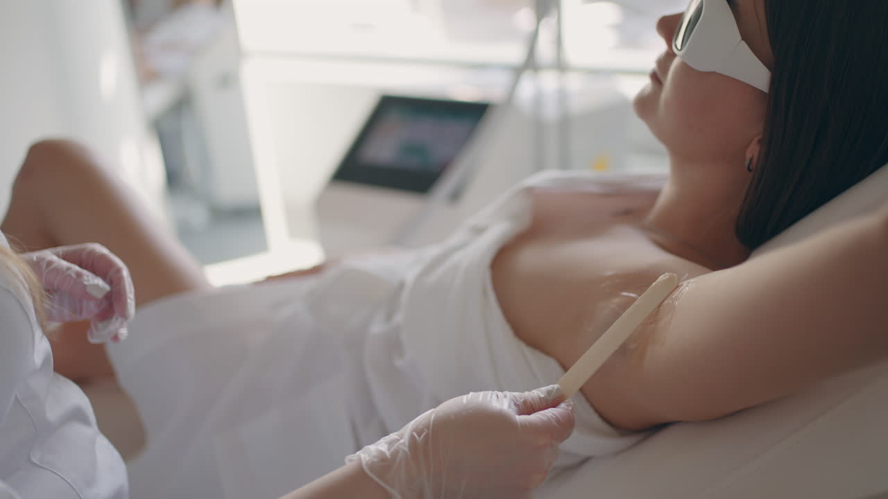 현대 미용실에서 머리카락 제거 - 레이저 또는 강렬한 스 빛 기술 - 팔꿈치에 머리카락을 제거합니다.