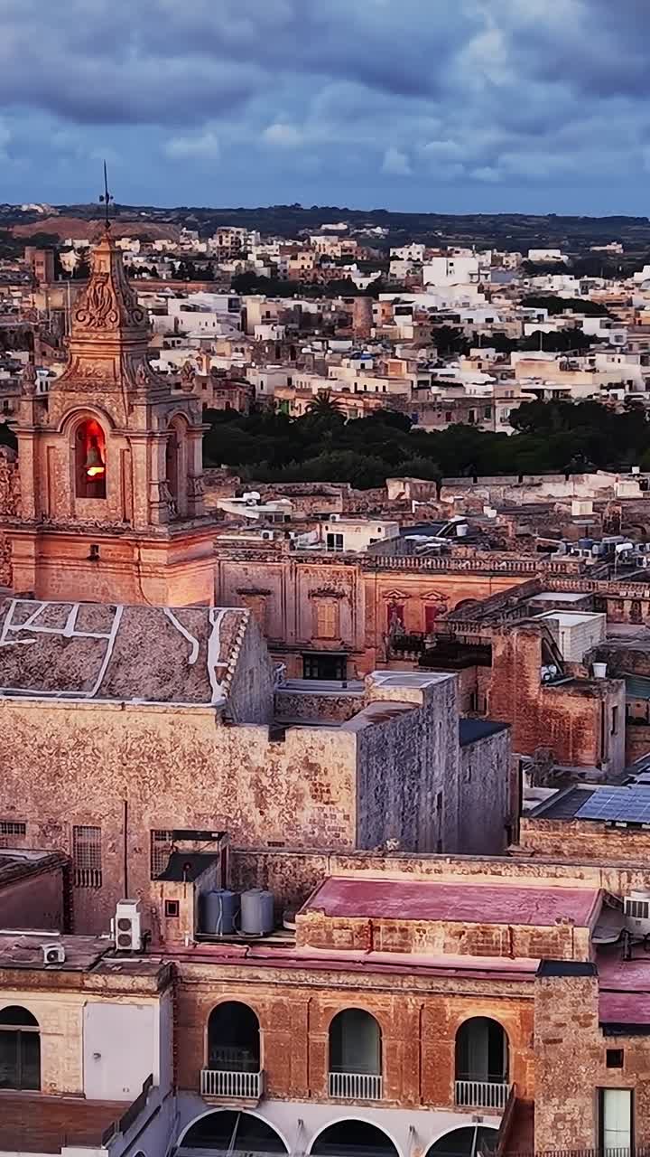 Vedute di Medina, Malta, al crepuscolo con vivaci tetti