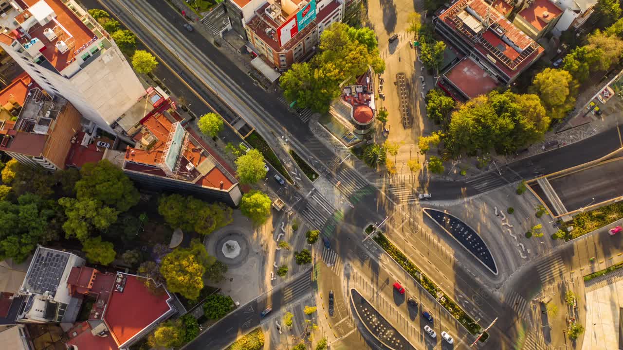 Veduta aerea della rotonda della Torre Manacar di giorno a Città del Messico, Timelapse dall'alto della rotonda.