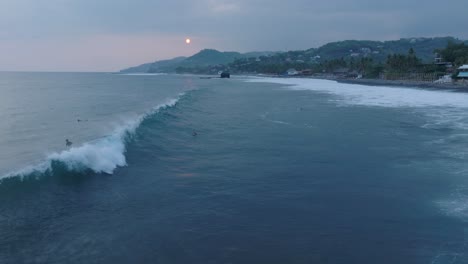 Zeitlupenansicht-Aus-Der-Luft,-Surfer-Bei-Sonnenuntergang,-La-Bocana-El-Tunco-El-Salvador