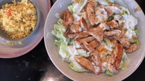 ensalada de pollo césar a la parrilla con arroz