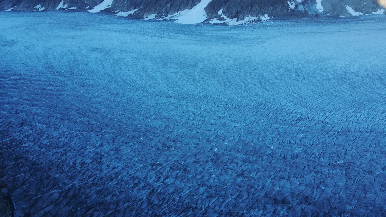 jostedalsbreen 국립 공원에 있는 tunsbergdalsbreen 빙하의 푸른 표면 위로 비행