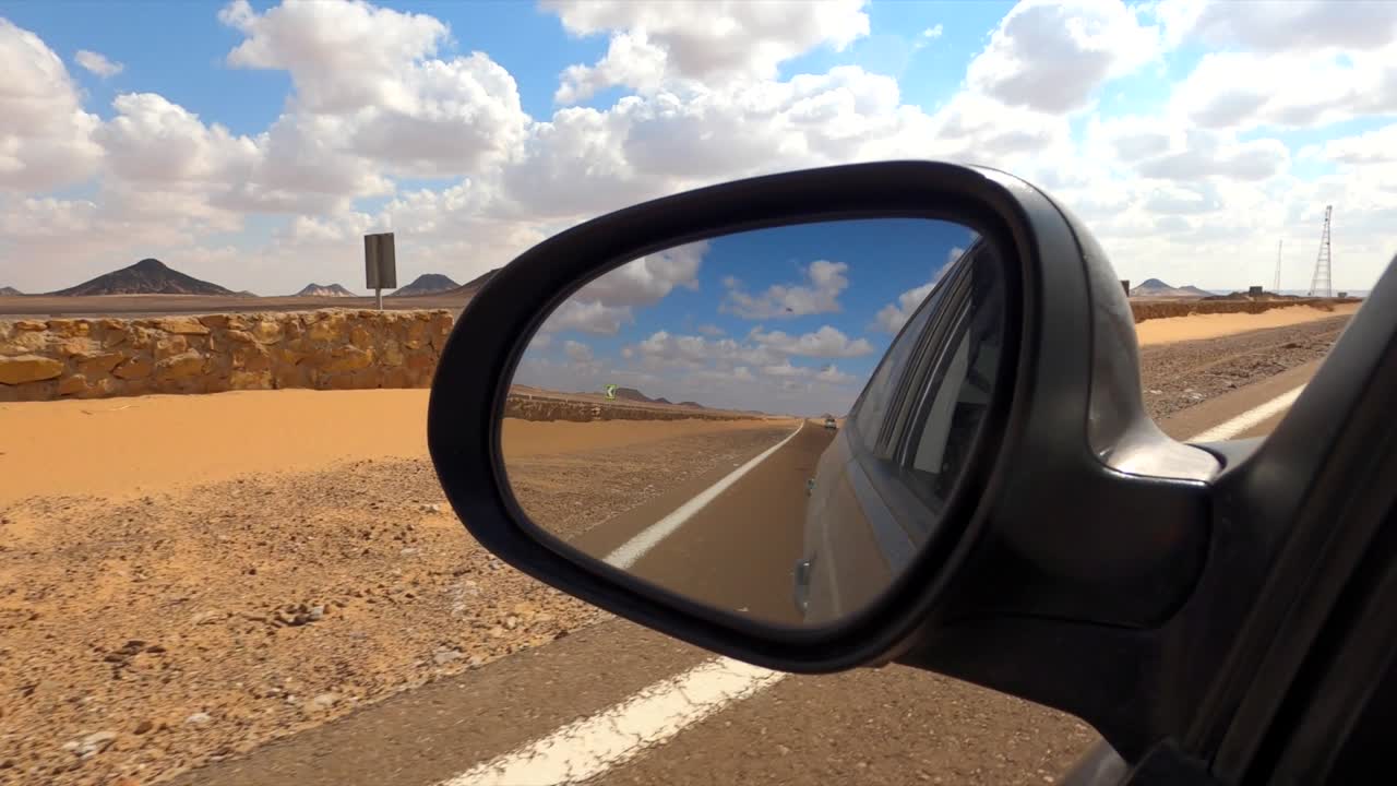carretera en medio del desierto de egipto