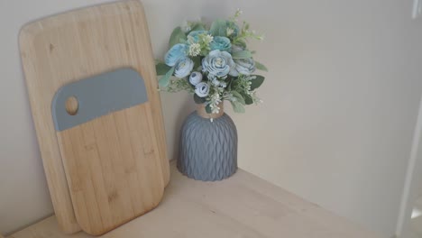 tablas de cortar de madera y flores azules