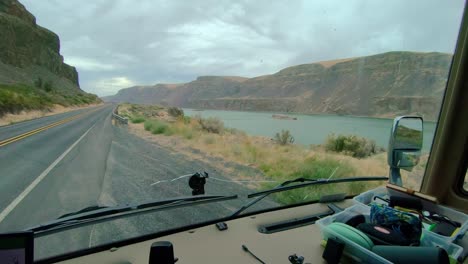 Pov-Del-Conductor-De-Una-Clase-A-Rv-Estacionada,-Punto-De-Vista-Del-Lago-Lenore-Y-La-Autopista-17-En-El-Estado-De-Washington-En-Un-Día-Nublado-Y-Ventoso