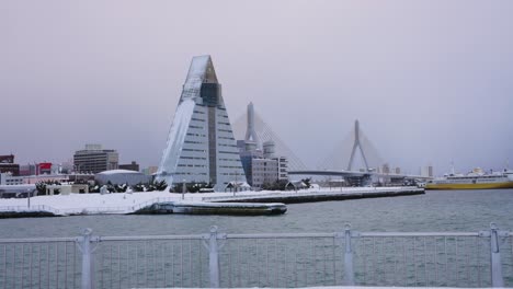 puerto de la ciudad de aomori, costa norte de japón en escena nevada de invierno