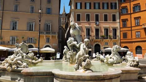 Piazza-Navona-Y-La-Fuente-De-Neptuno-En-Un-Día-De-Verano,-Roma,-Italia