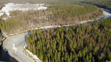 Fliegen-über-Den-Fluss-Gauja-In-Lettland