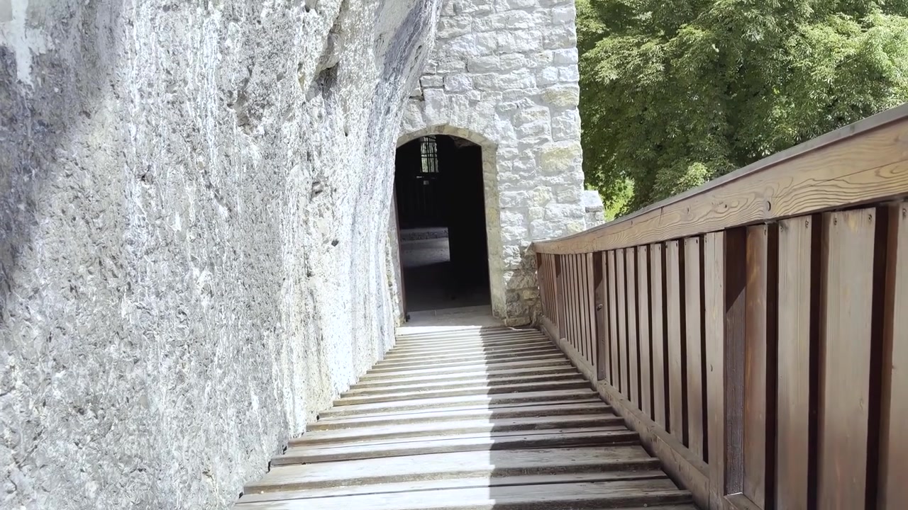 Uma inclinação cinematográfica para cima revela a entrada da histórica Capela de São Vito no Isteiner Klotz, no sudoeste da Alemanha. Tomada em ângulo baixo com inclinação para cima.