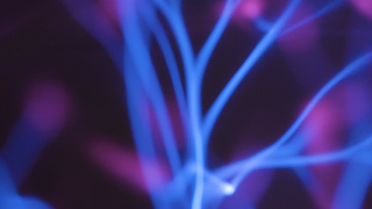 los rayos de color púrpura en movimiento dentro de la bola de plasma