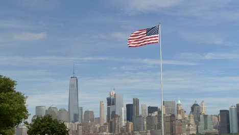 bandera de estados unidos ondeando frente al horizonte de nueva york