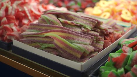 una variedad de dulces de colores en exhibición