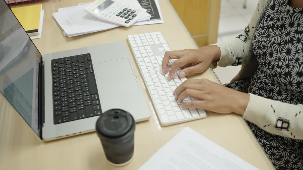 사무실 책상에서 정보 검색, 마케팅 연구 보고서를 위해 노트북 컴퓨터 키보드에 타이핑하는 사업가의 손