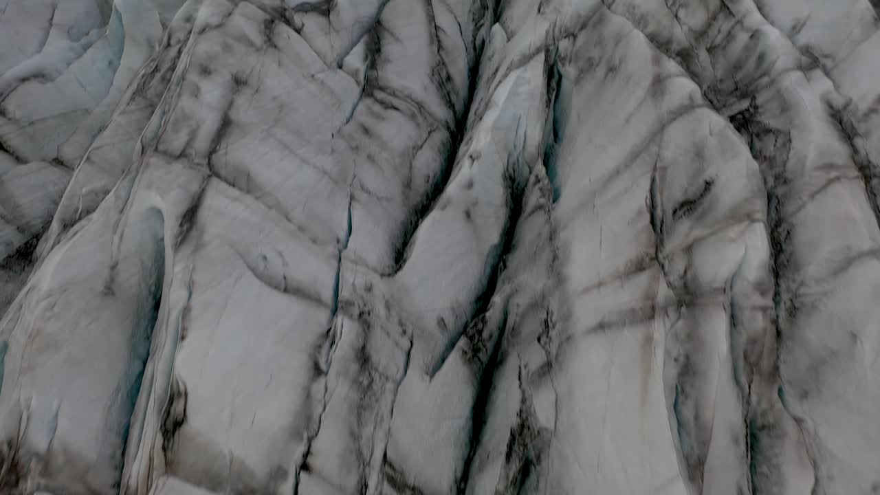 el glaciar de islandia 4k vuela y revela la montaña