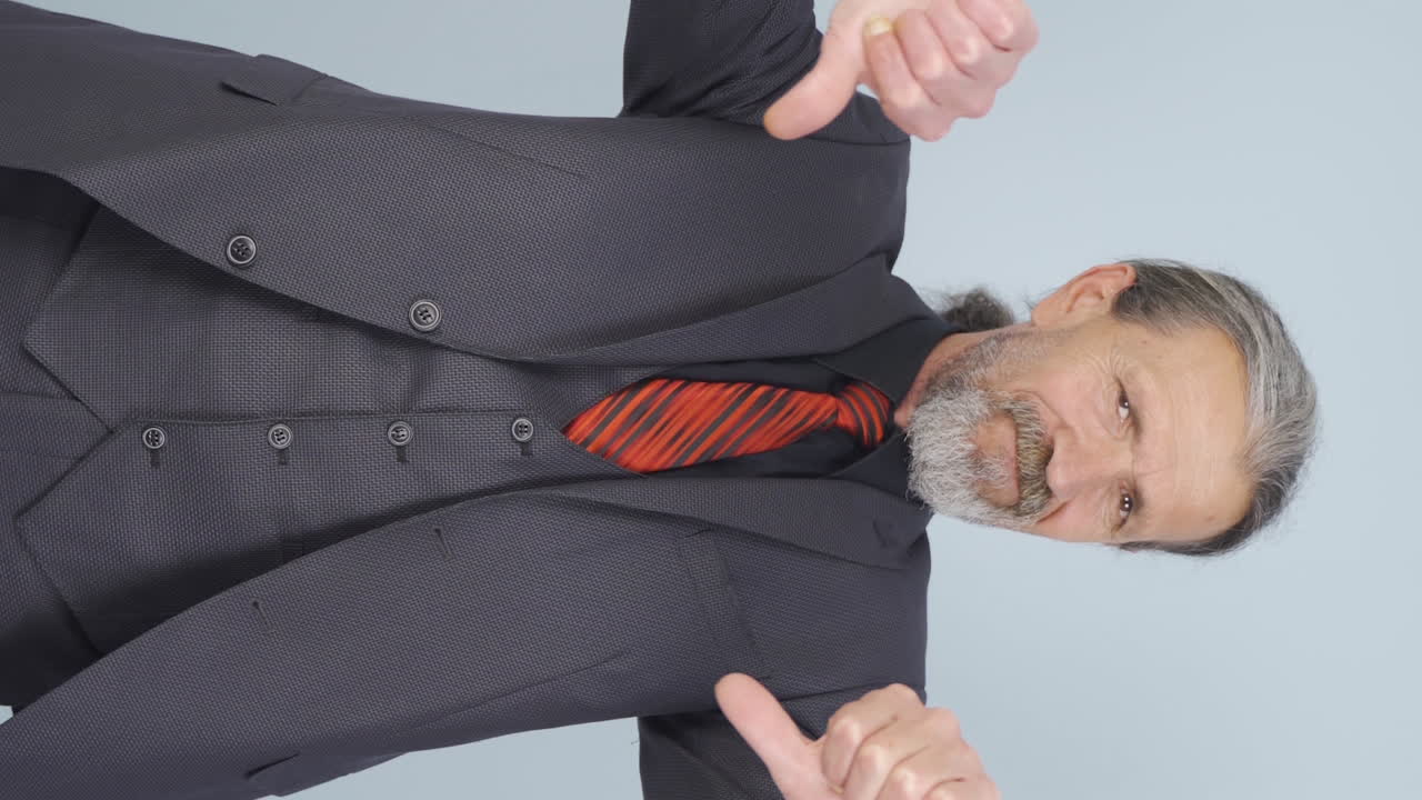 video vertical del hombre de negocios negativo.