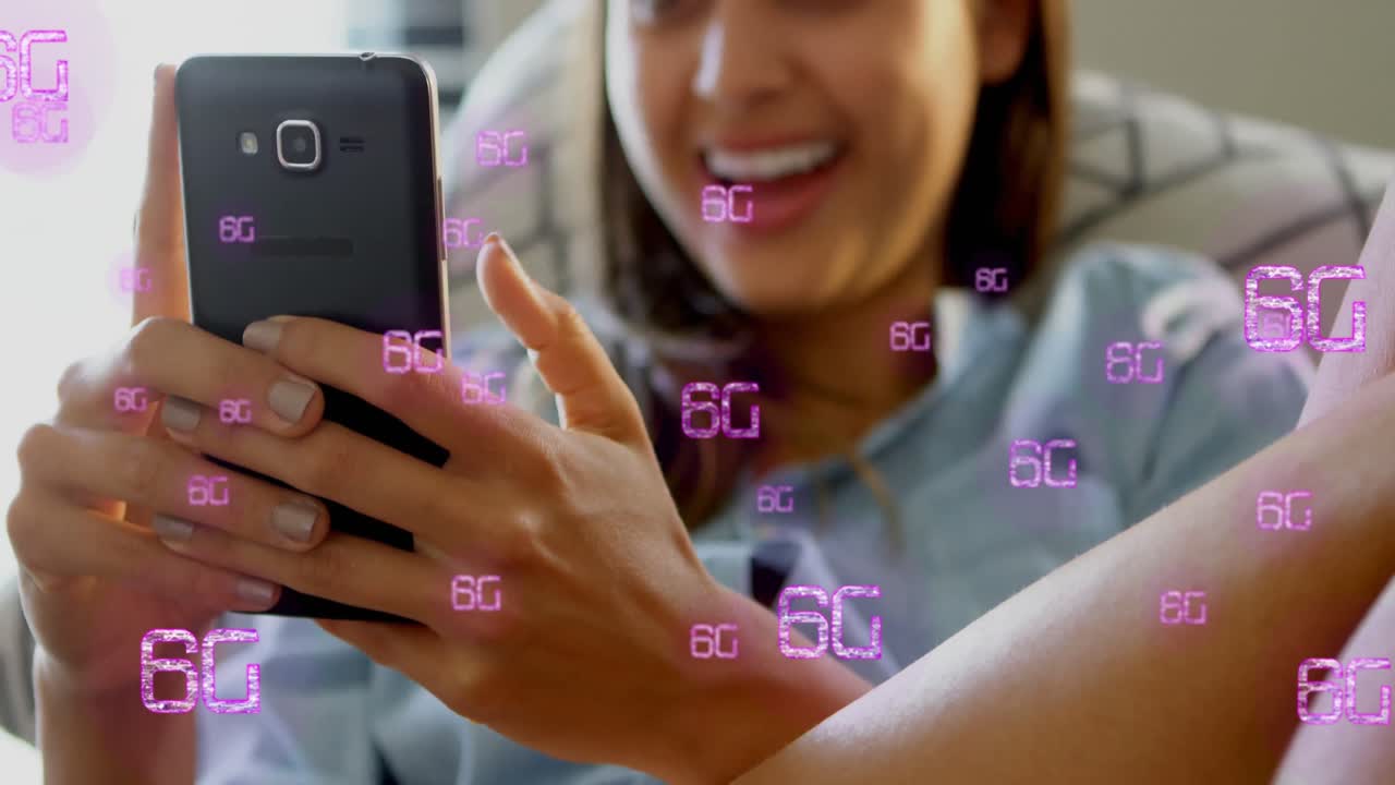 animación de textos de 6g sobre una mujer biracial usando un teléfono inteligente.