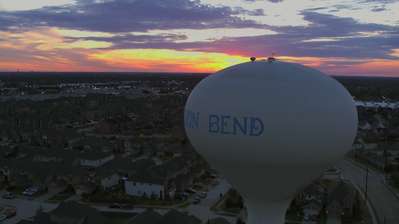 Glatte droneoptagelser fra luften af beboelseskvarteret Mission Bend i det vestlige Houston, Texas, der viser forstadshjem og byplanlægning i dagslys.