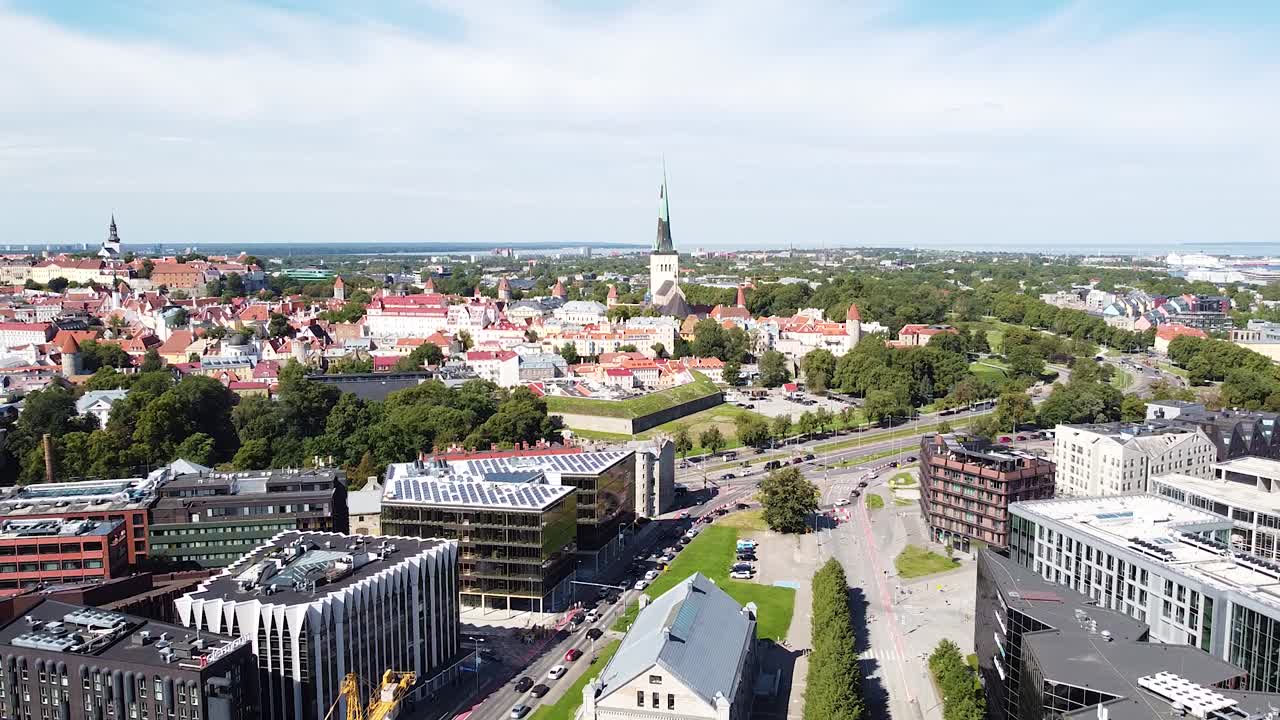 교회 탑과 탈린의 오래된 도시를 현대 지역에서 공중에서 볼 수 있습니다.