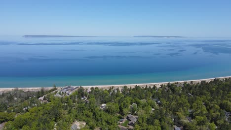 exótica costa de arena y la pequeña ciudad de glen arbor cerca del lago michigan, vista aérea