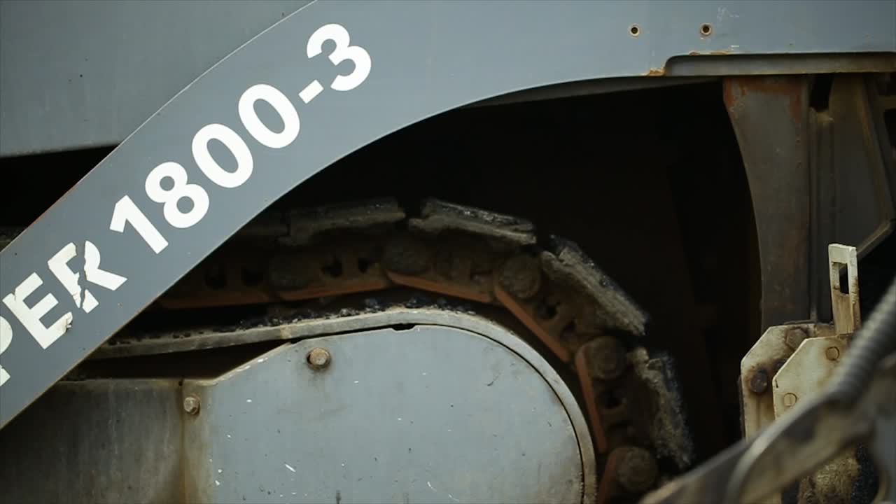 아스팔트 페이버 마무리기를 사용하여 아스팔트 도로 표면을 압축, 압축, 평준화 및 평평화