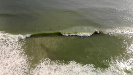 Epische-Drohnenfahrt-Eines-Surfers,-Der-Auf-Einer-Welle-Reitet