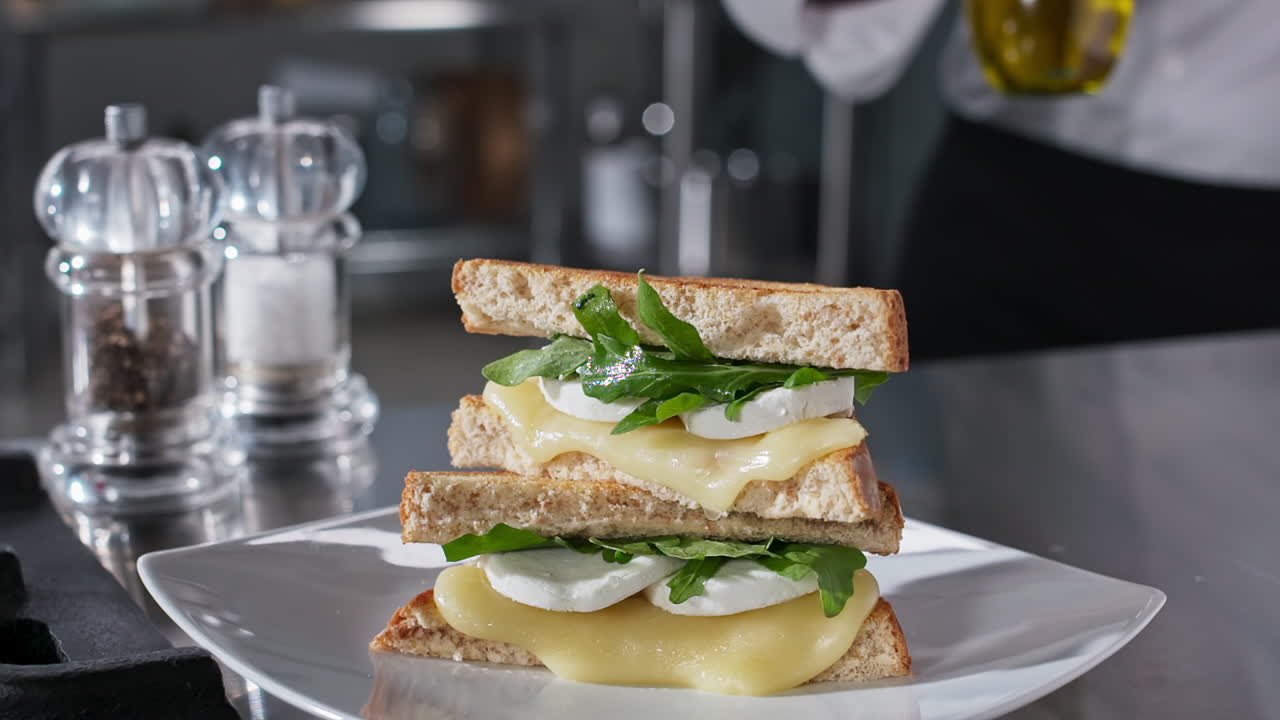 Panino al formaggio da gastronomia con olio d'oliva al rallentatore