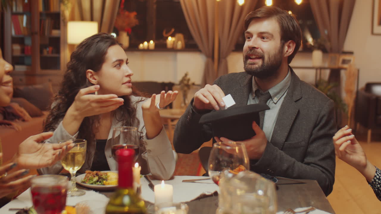 jóvenes jugando al juego del sombrero